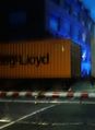 Hapag Lloyd-Container auf Güterzug an Schranke in FFM-Fechenheim.jpg